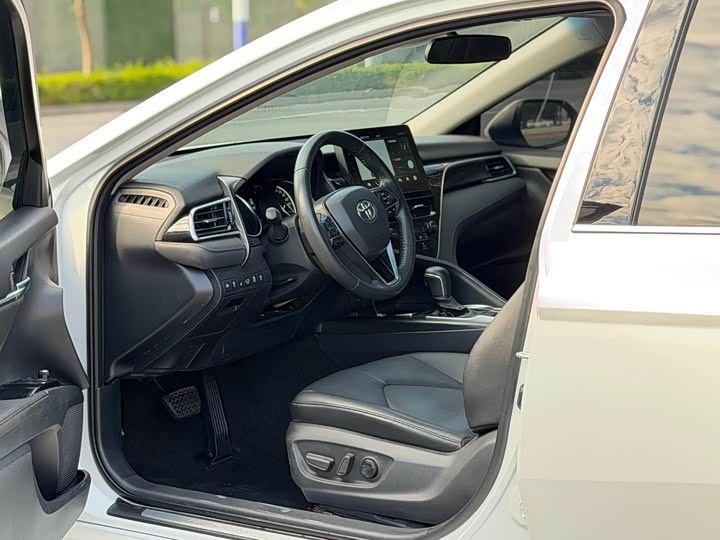 Фото 9 - Toyota Camry