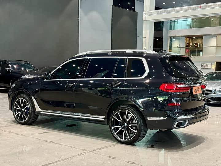 Фото 18 - BMW X7