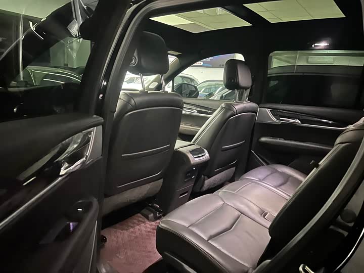 Фото 6 - Cadillac XT6