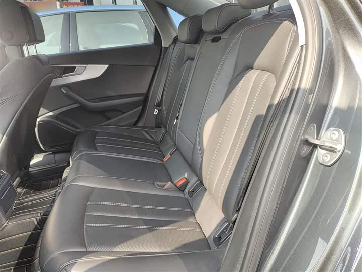 Фото 17 - Audi A4L