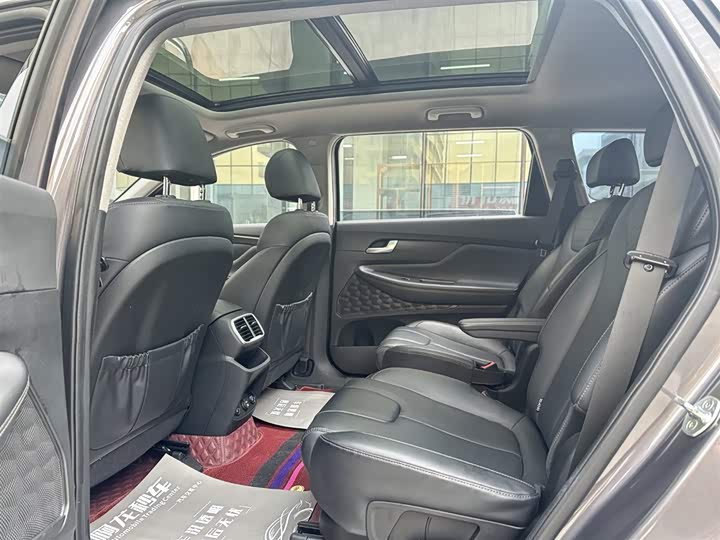 Фото 10 - Hyundai Santa Fe