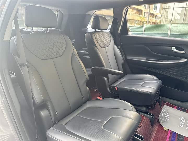 Фото 13 - Hyundai Santa Fe