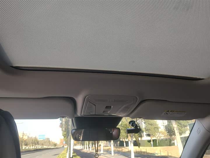 Фото 14 - Hongqi HS5