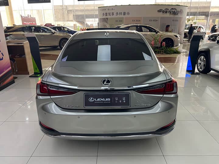 Фото 10 - Lexus ES