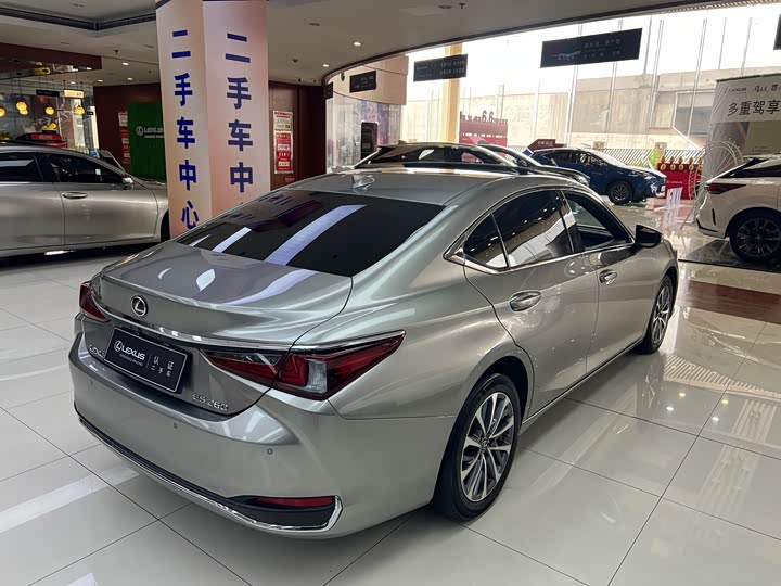 Фото 11 - Lexus ES