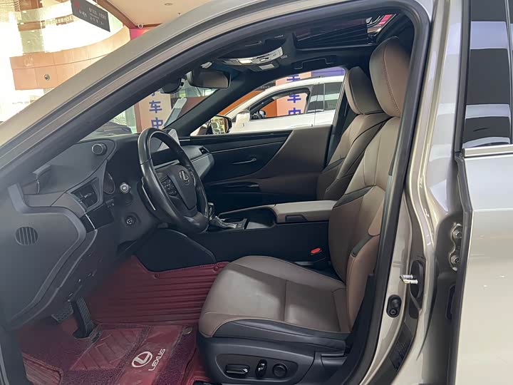 Фото 16 - Lexus ES