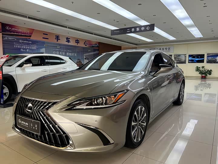 Фото 2 - Lexus ES