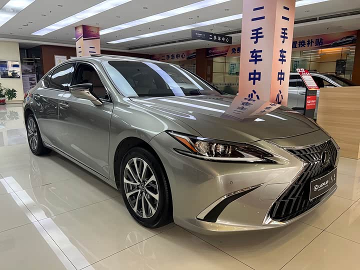 Фото 4 - Lexus ES