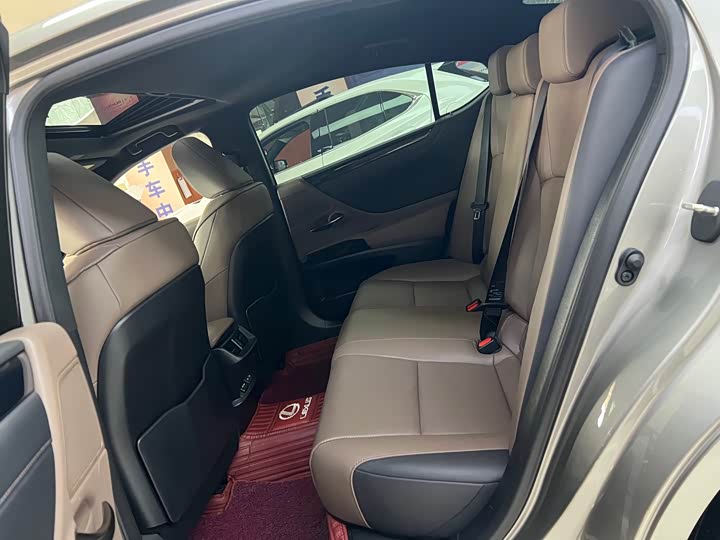 Фото 8 - Lexus ES