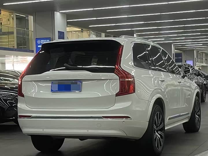 Фото 8 - Volvo XC90