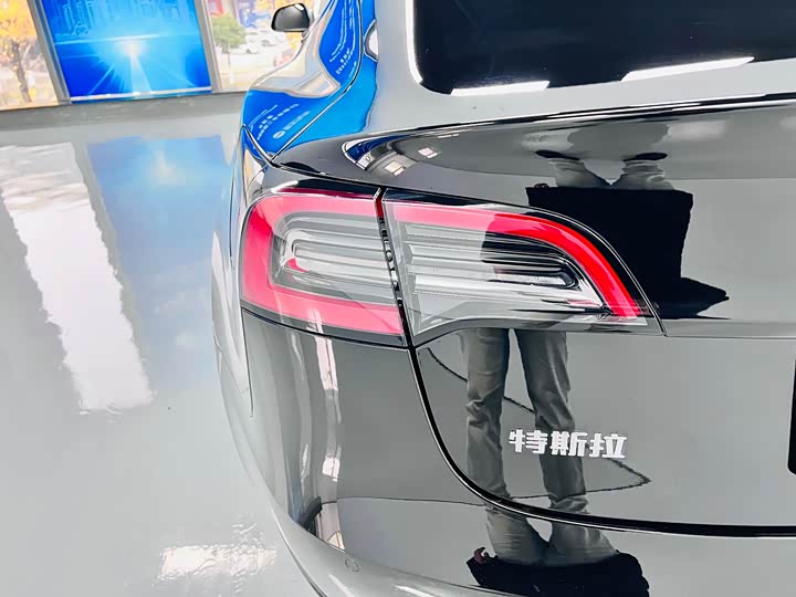 Фото 10 - Tesla Model 3