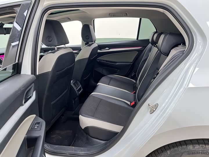 Фото 16 - Volkswagen Golf