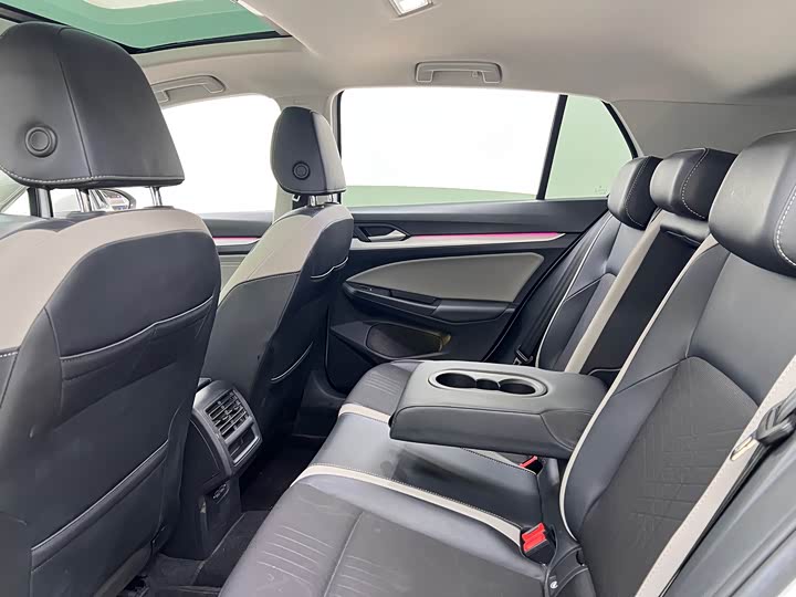 Фото 17 - Volkswagen Golf