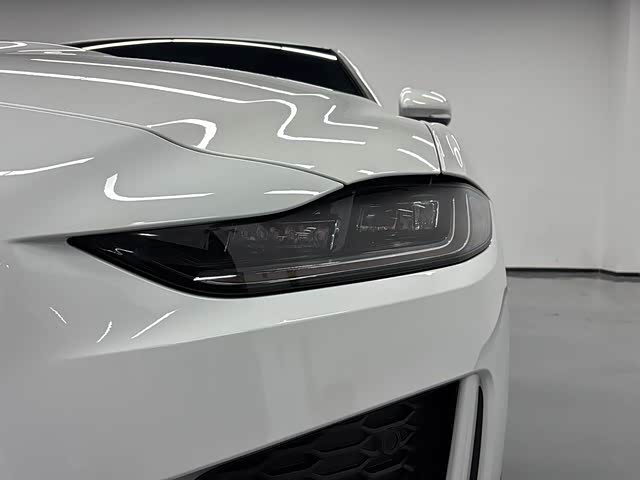 Фото 12 - Jaguar XE L