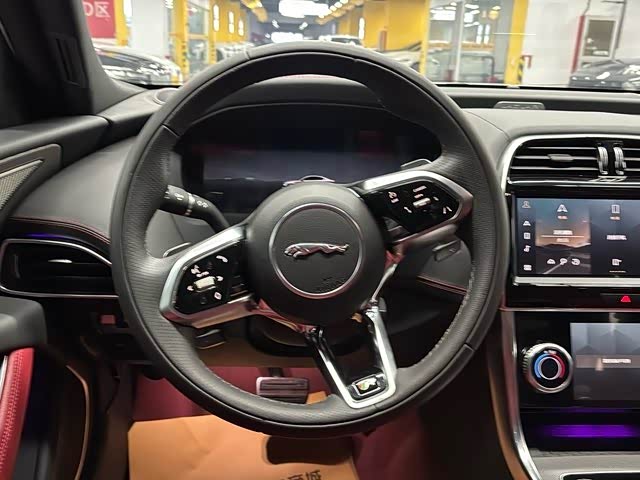 Фото 15 - Jaguar XE L