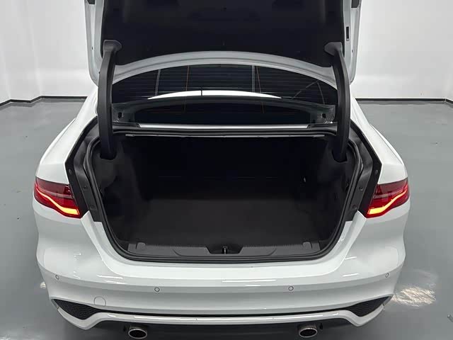 Фото 16 - Jaguar XE L