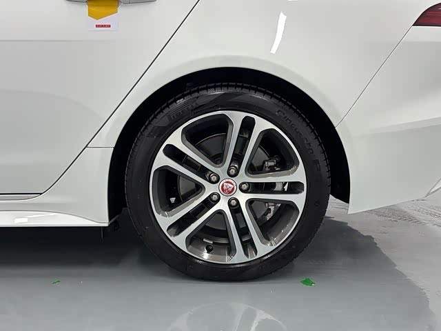 Фото 17 - Jaguar XE L