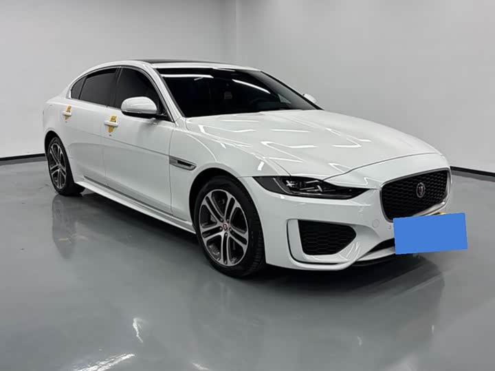 Фото 2 - Jaguar XE L