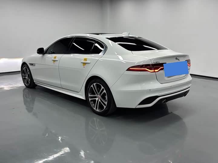 Фото 8 - Jaguar XE L