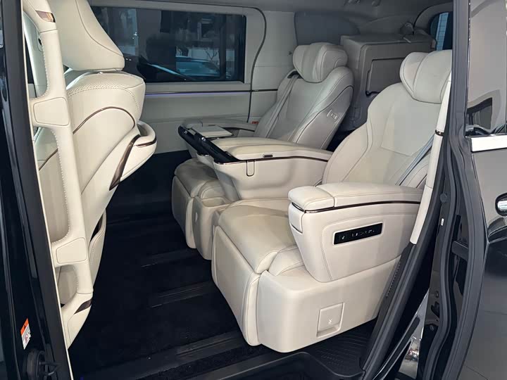 Фото 10 - Lexus LM