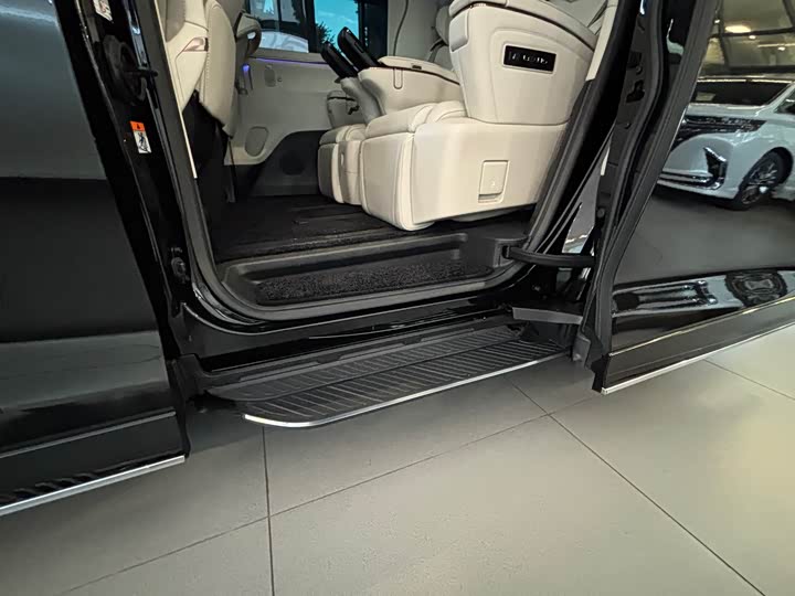 Фото 11 - Lexus LM