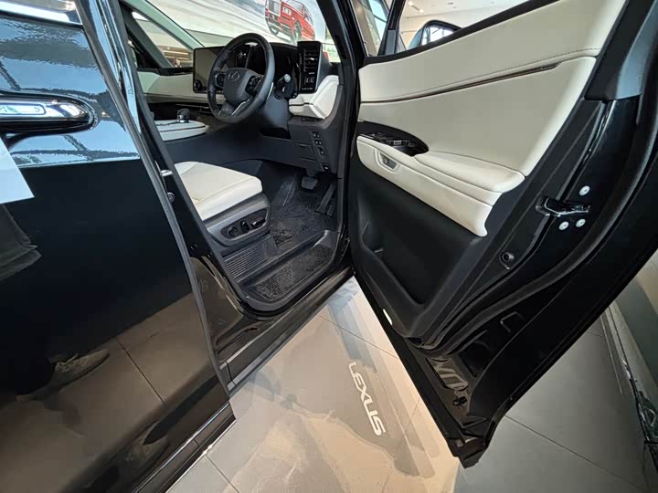 Фото 9 - Lexus LM