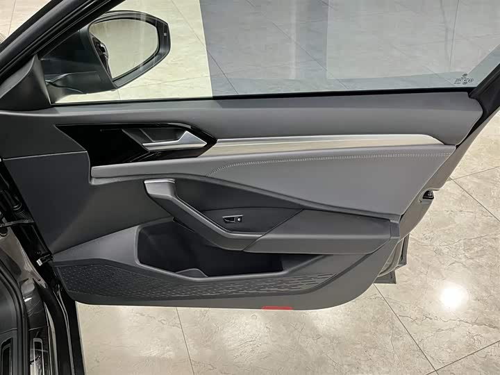 Фото 12 - Volkswagen Sagitar L