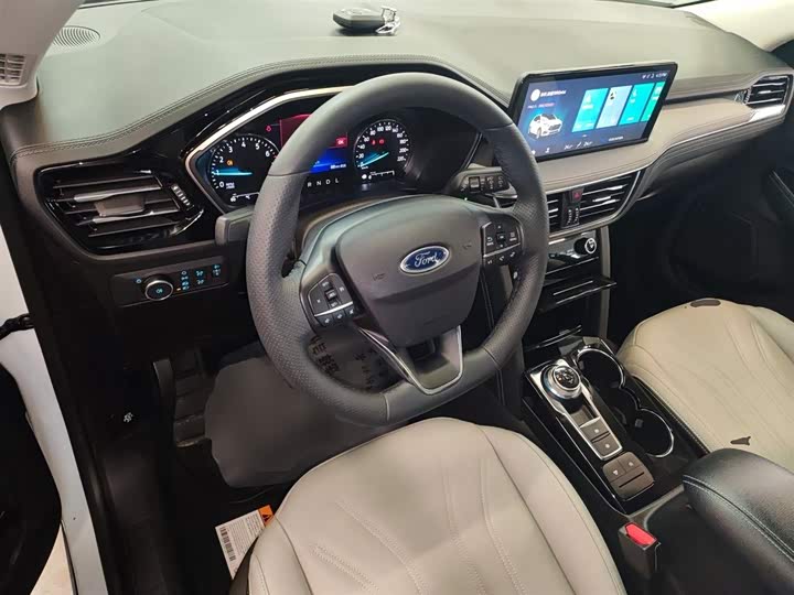 Фото 10 - Ford Escape