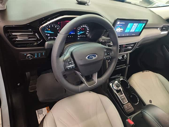 Фото 11 - Ford Escape