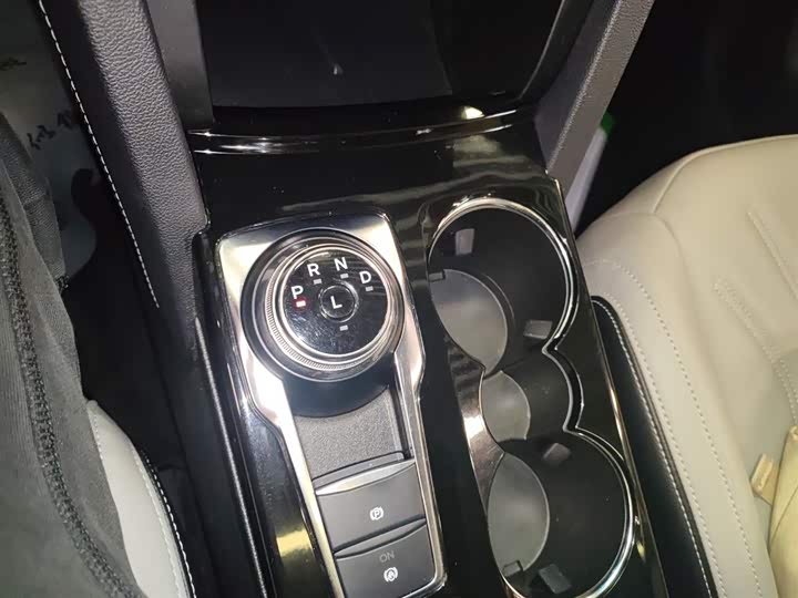 Фото 14 - Ford Escape