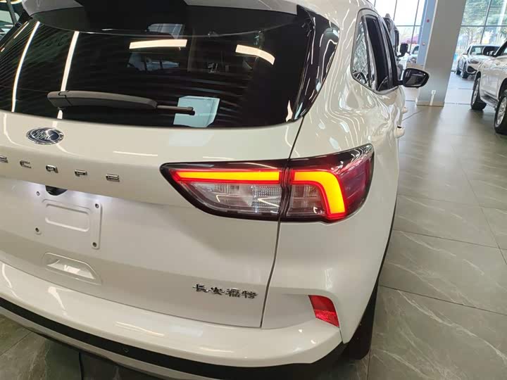 Фото 8 - Ford Escape