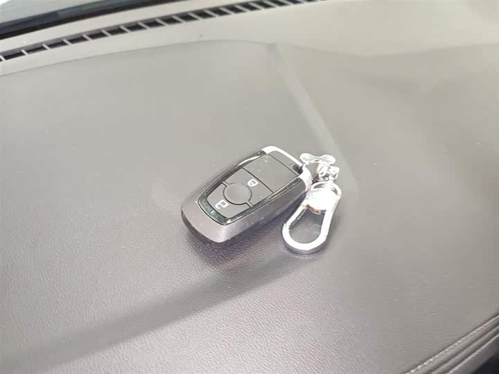 Фото 9 - Ford Escape