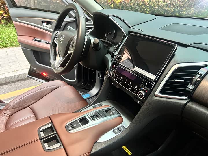 Фото 10 - Honda Avancier