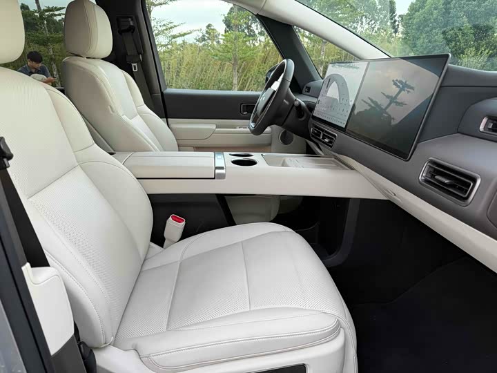 Фото 17 - LiXiang Mega