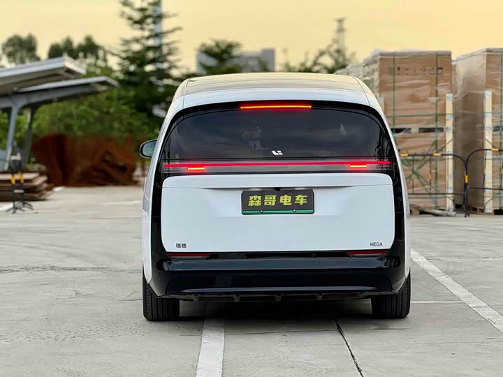 Фото 2 - LiXiang Mega