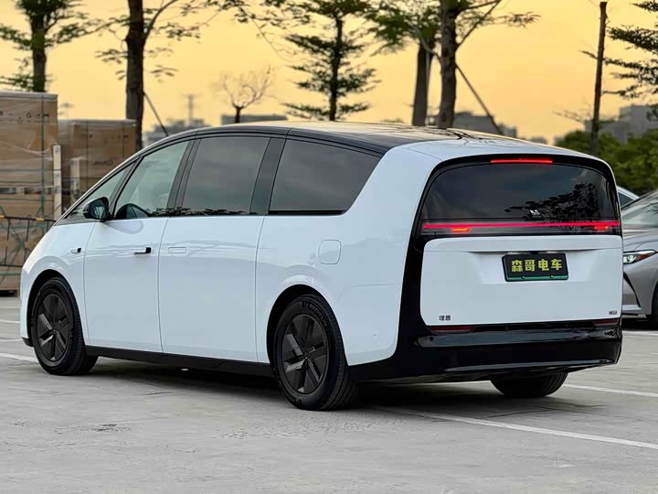 Фото 3 - LiXiang Mega