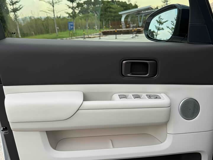 Фото 6 - LiXiang Mega