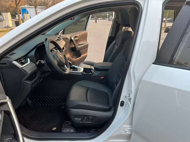 Фото 4 - Toyota RAV4