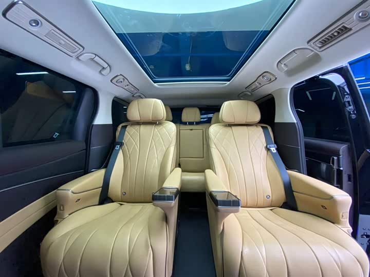 Фото 26 - Denza D9