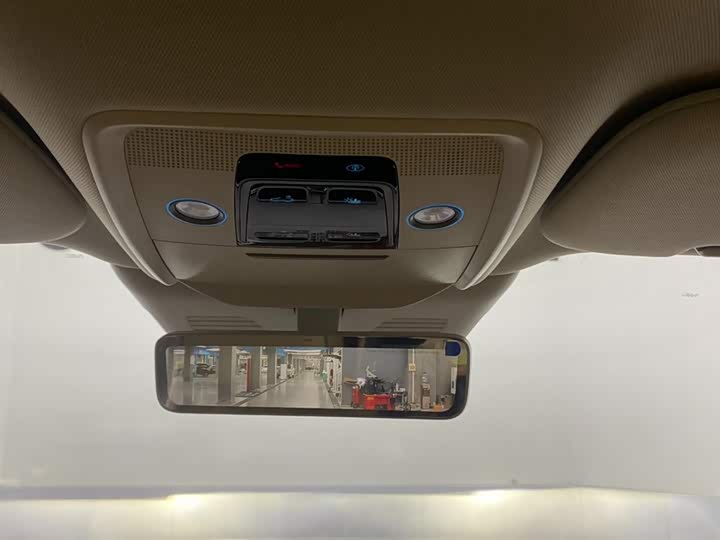 Фото 30 - Denza D9