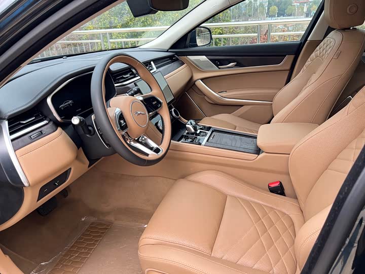 Фото 10 - Jaguar XF L