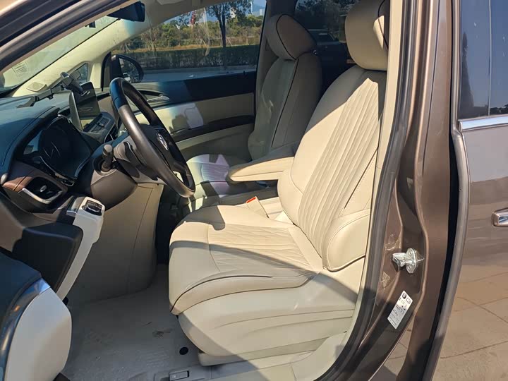 Фото 7 - Buick GL8 ES