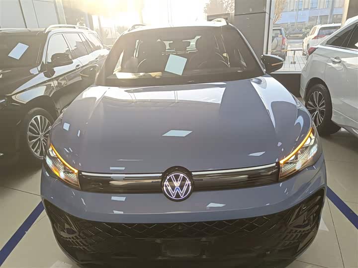 Фото 3 - Volkswagen Tiguan L Pro