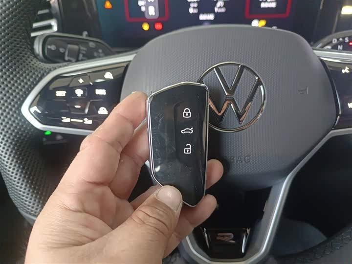 Фото 9 - Volkswagen Tiguan L Pro