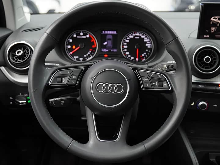 Фото 13 - Audi Q2L