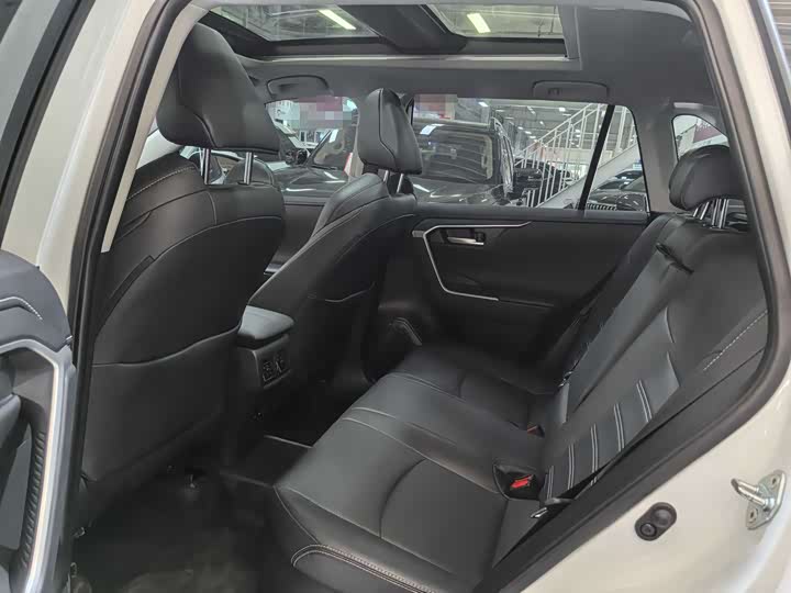 Фото 9 - Toyota Wildlander