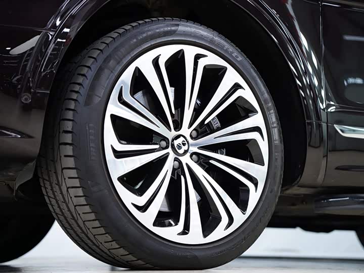 Фото 21 - Bentley Bentayga