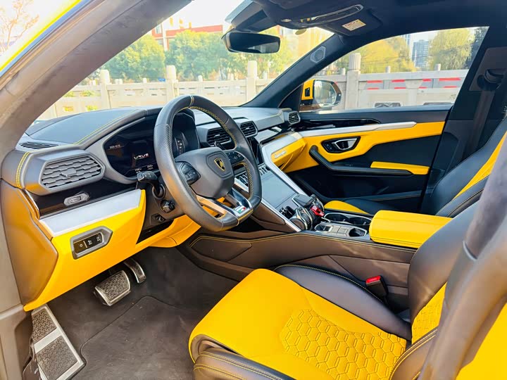 Фото 10 - Lamborghini Urus