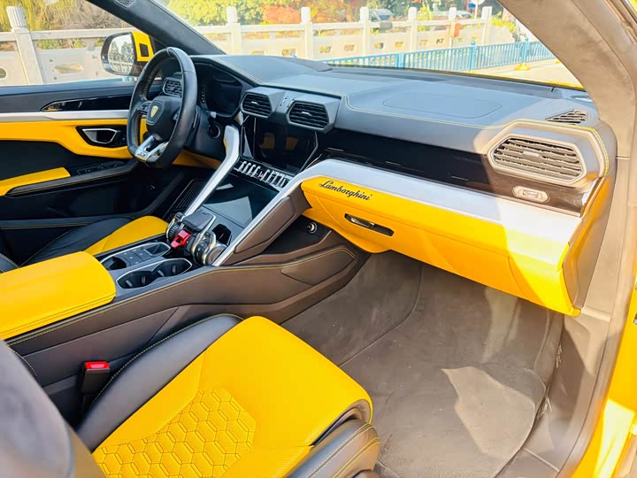 Фото 13 - Lamborghini Urus