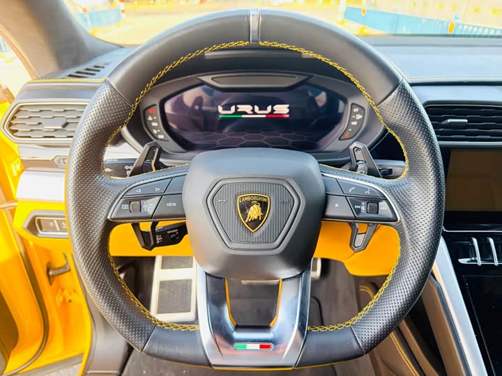 Фото 17 - Lamborghini Urus